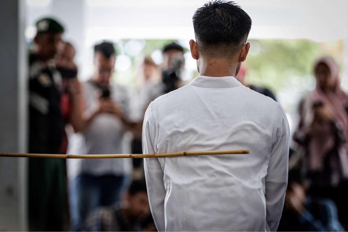 Eksekusi hukuman cambuk terhadap pasangan gay di Aceh