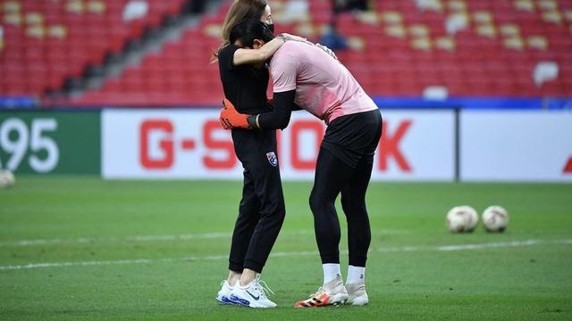 Madam Pang Bersama dengan Kiper Timnas, Kawin Thamsatchanan.
