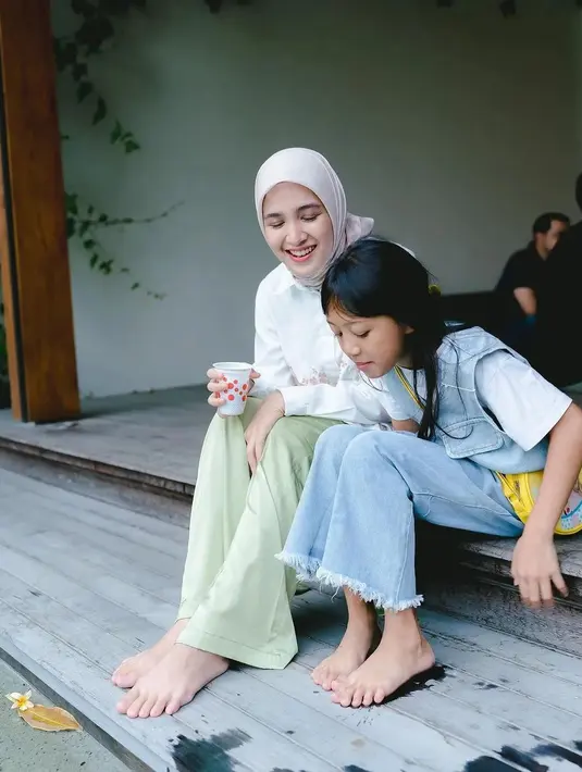 Hadir juga Cut Syifa yang tampil elegan dengan atasan lengan panjang berwarna putih. Ia padukan penampilannya ini dengan hijab cokelat muda yang lembut dengan celana panjang hijau muda. [Foto: Instagram/tersyifa_syifa]