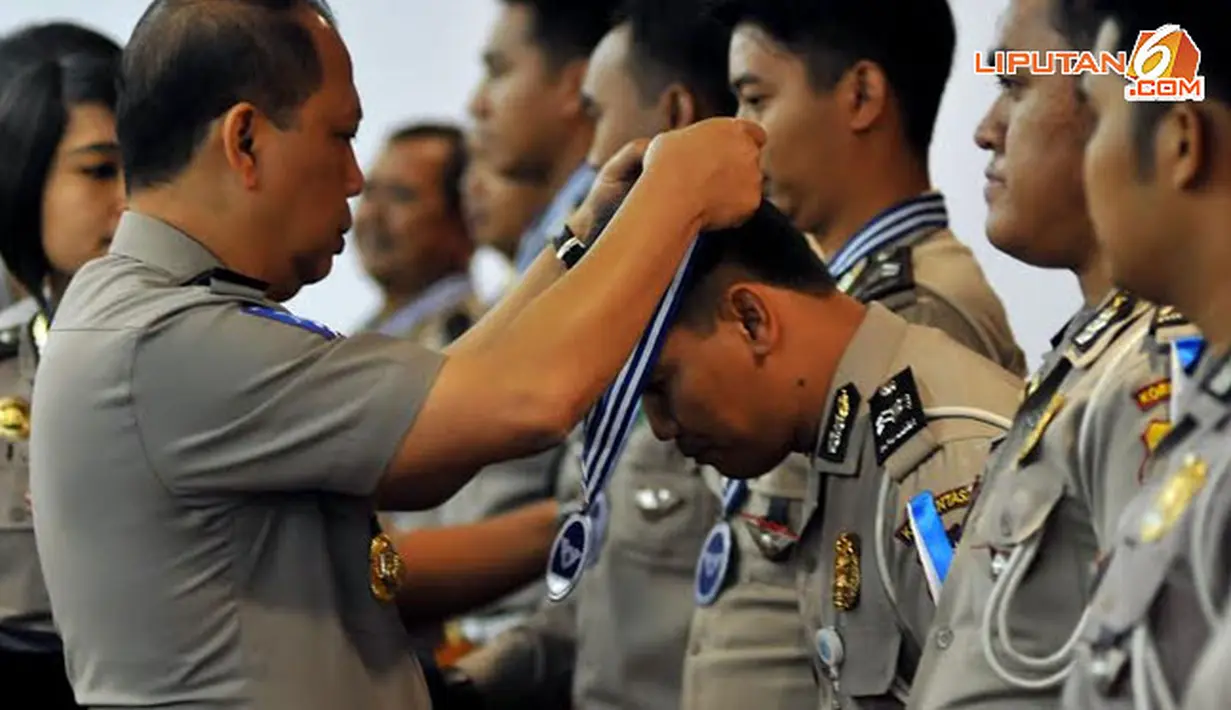 Penghargaan tersebut diberikan atas penilaian terhadap kinerja dan dedikasi yang diberikan petugas pada kesatuan Lalu Lintas (Liputan6.com/Johan Tallo).
