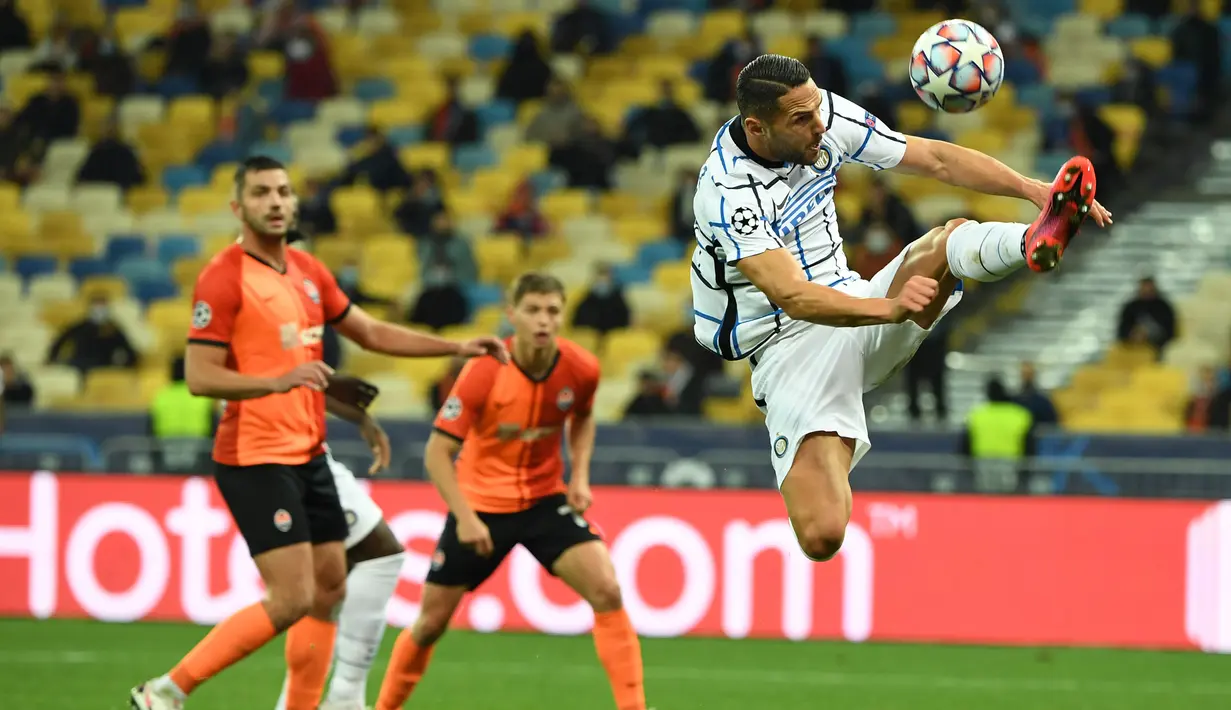 Bek Inter Milan, Danilo D'Ambrosio, berusaha mengontrol bola saat menghadapi Shakhtar Donetsk pada laga lanjutan Liga Champions 2020/2021 di NSC Olimpiyskiy, Rabu (28/10/2020) dini hari WIB. Inter Milan bermain imbang 0-0 lawan Shakhtar Donetsk. (AFP/Sergei Supinsky)