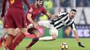Pemain Juventus, Sami Khedira terjatuh saat berebut bola dengan pemain Roma, Federico Fazio saat pertandingan Liga Italia di Turin, Italia (23/12). Pada pertandingan ini Juventus menang 1-0 atas Roma. (Alessandro Di Marco / ANSA via AP)