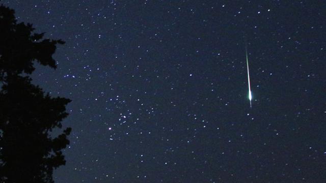 Hujan meteor perseid.