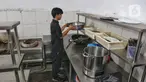 Pekerja membersihkan dapur mitra Satuan Pelayanan Pemenuhan Gizi (SPPG) di Kalibata, Jakarta, Rabu (16/4/2025). (Liputan6.com/Angga Yuniar)