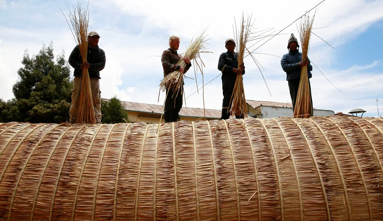 Para pekerja sedang menyelesaikan pembuatan perahu 'Viracocha III' di kota La Paz Bolivia, Rabu (19/10). Dalam kepercayaan Inca, Viracocha adalah salah satu nama dewa yang menciptakan kehidupan. (Reuters/David Mercado)