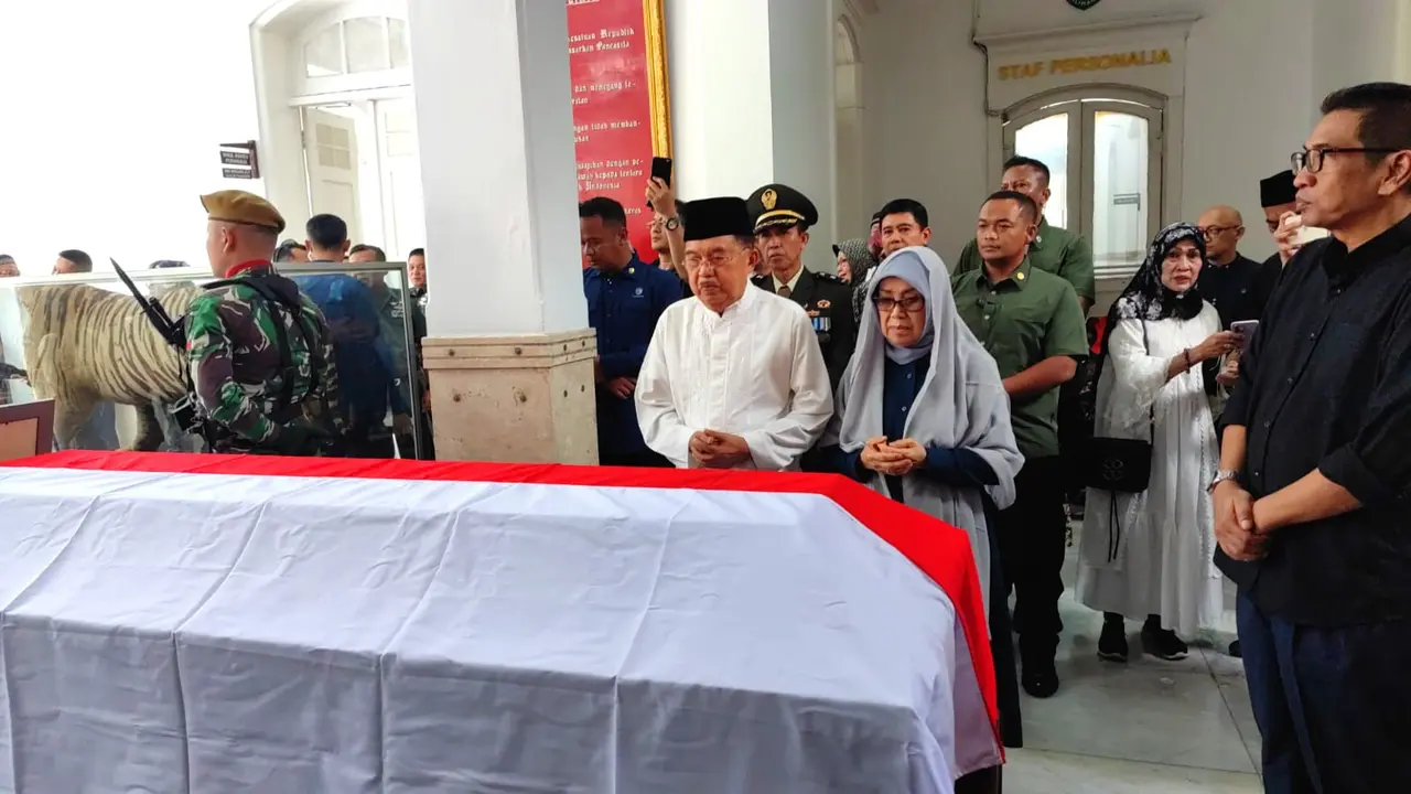 Jusuf Kalla (JK) melayat atas meninggalnya mantan Gubernur Jawa Barat periode 1970-1975, Solihin GP, Selasa (5/3/2024).