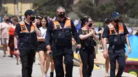 Petugas keamanan berpatroli di Pantai St Kilda Melbourne, Australia (3/11/2020). Negara bagian Victoria di Australia mencatat nol kasus penularan virus corona (Covid-19) selama empat hari berturut-turut setelah berjuang melawan gelombang kedua wabah pandemi. (AFP/William West)