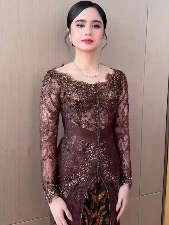 Inspirasi Kebaya ala Tissa Biani di Acara Pernikahan El Rumi dan Syifa Hadju