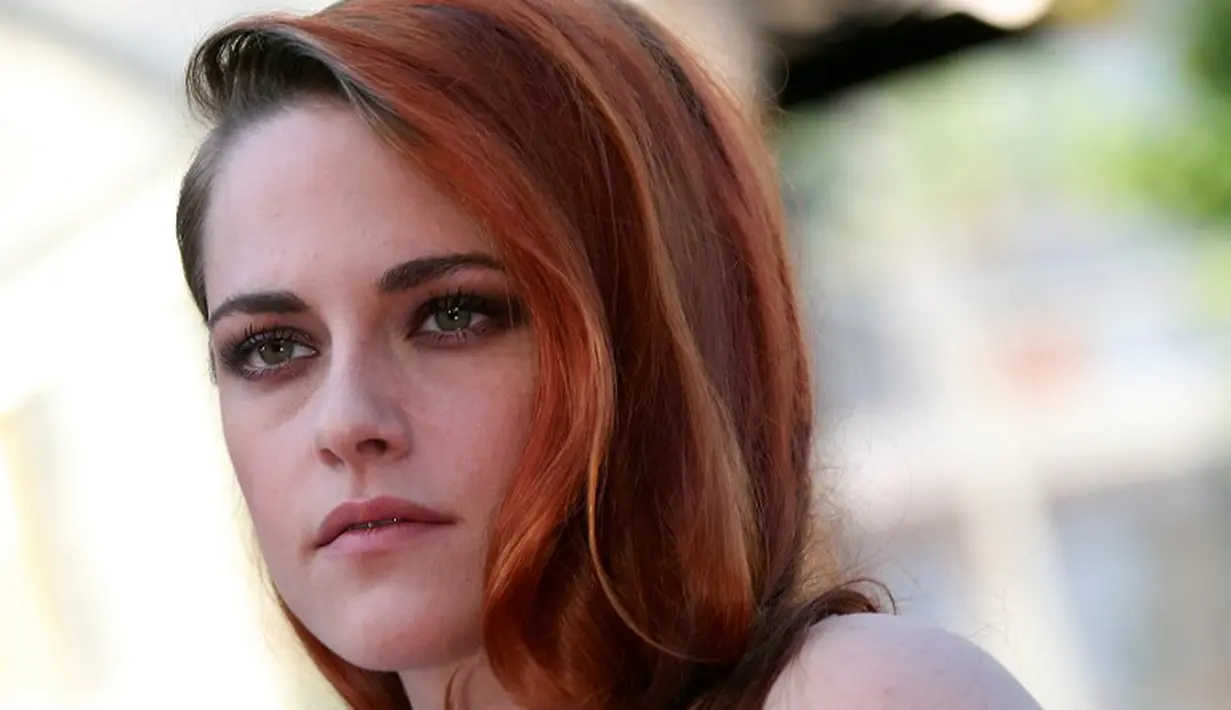 Aktris cantik Kristen Stewart ternyata suka sekali memainkan juggle (sulap dengan bola). (AFP PHOTO / LOIC VENANCE)
