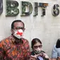 Direktur Lokataru Haris Azhar dan Koordinator KontraS Fatia Maulida (kanan) seusai mendatangi Polda Metro Jaya, Jakarta, Kamis (21/10/2021). Keduanya memenuhi panggilan mediasi berkaitan dengan dugaan pencemaran nama baik yang dilaporkan Luhut Binsar Pandjaitan. (Liputan6.com/Herman Zakharia)