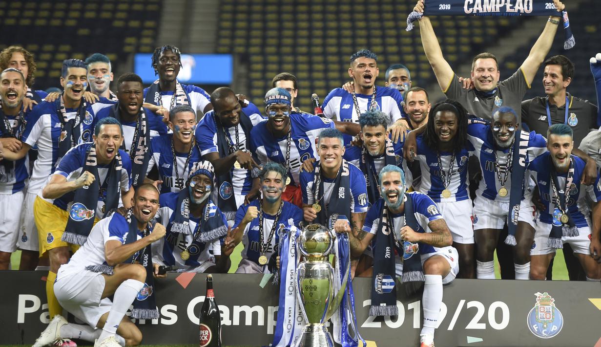 Para pemain FC Porto melakukan selebrasi usai memastikan diri menjadi juara Liga Portugal di Stadion Dragao, Senin (20/7/2020). FC Porto menjuarai Liga Portugal ini untuk yang ke-29 kalinya. (AFP/Miguel Riopa)
