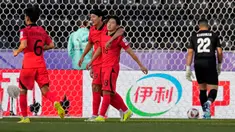 Pemain Korea Selatan Lee Kang In (ketiga dari kiri) merayakan bersama rekan satu timnya setelah mencetak gol ke gawang Bahrain pada pertandingan sepak bola Grup E Piala Asia di Stadion Jassim Bin Hamad, Doha, Qatar, Senin (15/1/2024). (AP Photo/Thanassis Stavrakis)