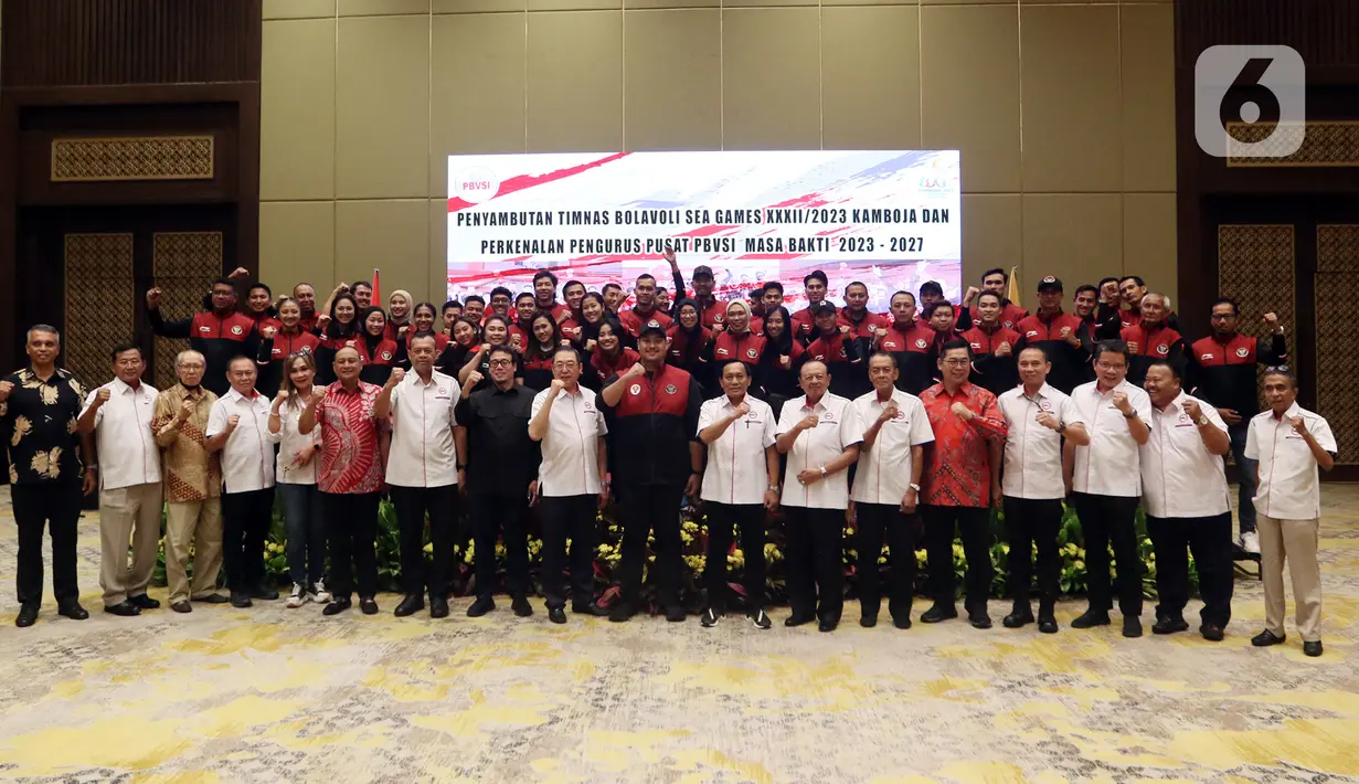 Sedangkan untuk pelatih indoor diwakilkan Erwin Rusni untuk putra dan Muhammad Alim Suseno selaku pelatih indoor putri. Masing-masing nominalnya Rp 35 juta dan Rp 20 juta. (Liputan6.com/Johan Tallo)