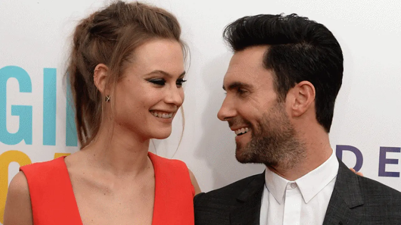 Behati Prinsloo Berikan Ucapan Manis untuk Adam levine
