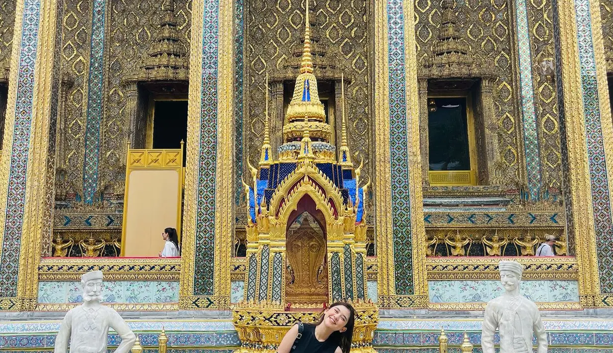 OOTD all-black Ziva Magnolya di Grand Palace Bangkok, Thailand. Ia mengenakan crop top tanpa lengan dan celana panjang hitam. Serta jacket yang di-style sebeprti bolero. Outfit gelapnya membuat tampilan Ziva stunning dengan latar foto all-gold. [Foto: @zivamagnolya]