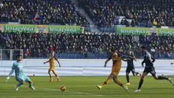 Keunggulan cepat AS Roma membuat anak asuh Jose Mourinho tersebut semakin bersemangat. Hasilnya, pada menit ke-27, Nicolo Zaniolo (tengah) berhasil menggandakan keunggulan Giallorossi. (LaPresse via AP/Spada)