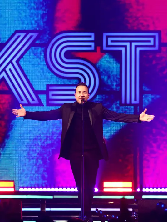 Howie Dorough dari Backstreet Boys tampil di atas panggung selama Jingle Ball 2022 iHeartRadio KISS108 di TD Garden di Boston, Massachusetts (11/12/2022). Backstreet Boys menyanyikan lagu-lagu hits mereka. (Adam Glanzman/ Getty Images untuk iHeartRadio/AFP)