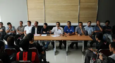 Forum Asosiasi Provinsi PSSI memberikan tanggapan seputar pembentukan tim 9 di kantor PSSI, Jakarta (5/1/2015). (Liputan6.com/Helmi Fithriansyah)