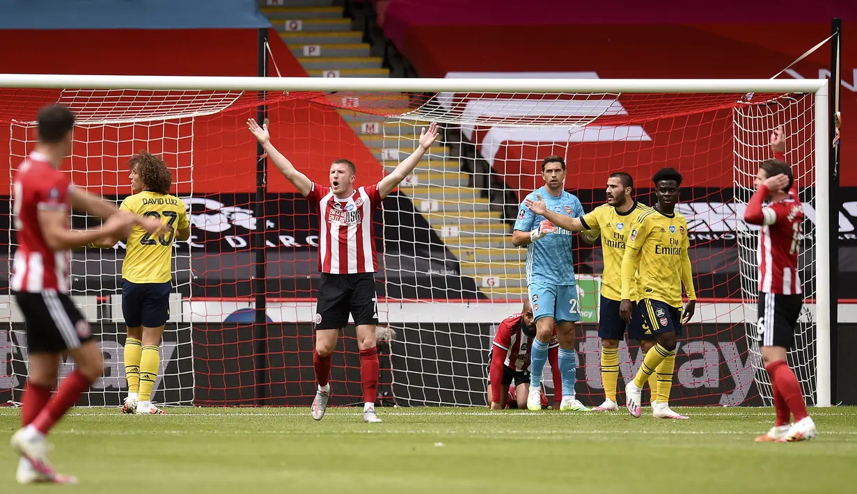 Pemain Sheffield United John Lundstram (ketiga kiri) bereaksi setelah golnya ke gawang Arsenal dianulir pada putaran keenam Piala FA di Bramall Lane, Sheffield, Inggris, Minggu (28/6/2020). Arsenal melaju ke semifinal Piala FA usai menaklukkan Sheffield United 2-1. (Oli Scarff/Pool via AP)