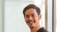 Potret anak Dewi Yull, Surya Sahetapy, jadi lulusan terbaik. (Sumber: Instagram/@suryasahetapy)