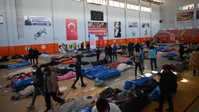 Jenazah Korban Gempa Turki Disimpan Sementara di Balai Olahraga Kota