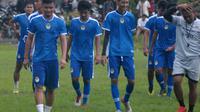 Mantan kapten Persis, Tegar Hening Pangestu (kiri), resmi berseragam PSIM dan berlatih bersama rekan-rekannya. (Bola.com/Vincentius Atmaja)