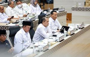 Menteri Transmigrasi M Iftitah Sulaiman Suryanagara saat menghadiri rapat kerja Panitia Khusus (Pansus) Penyelesaian Reforma Agraria DPR RI di Jakarta. (Istimewa)