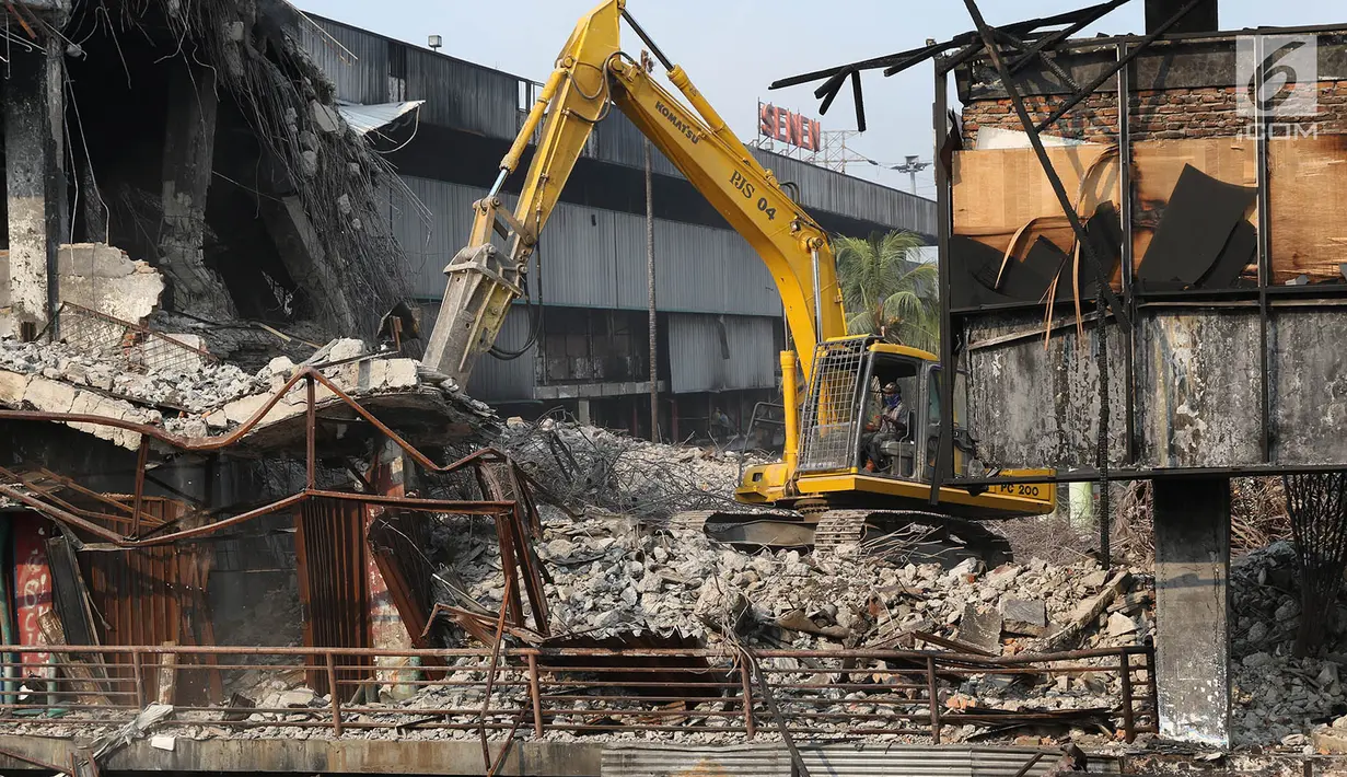 Alat berat merobohkan bangunan Pasar Senen yang terbakar di Jakarta, Senin (11/9). Pemprov DKI menyiapkan anggaran sebesar Rp116,9 miliar untuk revitalisasi Pasar Senen Blok I dan Blok II yang terbakar pada Januari 2017. (Liputan6.com/Immanuel Antonius)