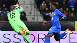 Kiper Amerika Serikat, Ethan Horvath menangkap bola dari kejaran pemain Italia, Moise Kean saat pertandingan persahabatan di Cristal Arena di Genk, Belgia, Selasa, 20 November 2018. (AP Photo / Geert Vanden Wijngaert)
