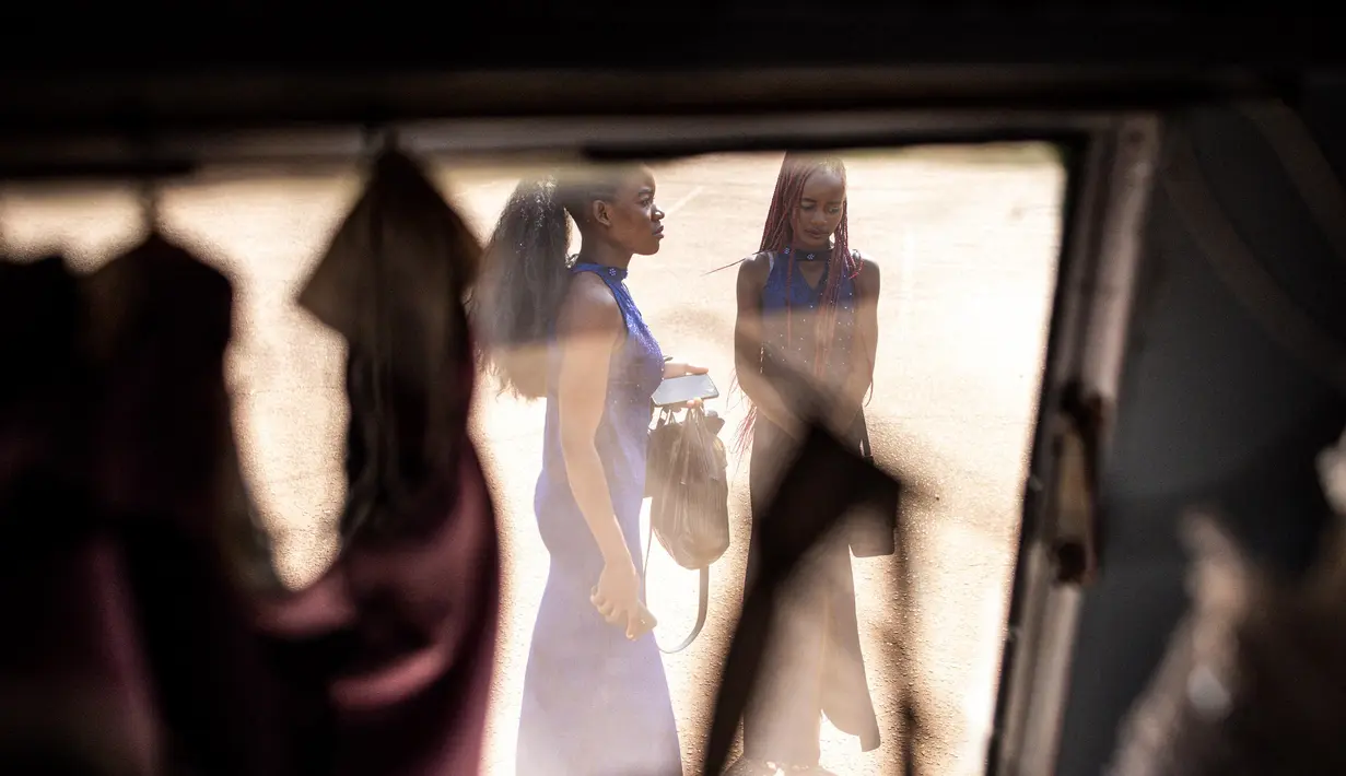 Sebuah karavan hijau tua berkarat yang diparkir di luar gedung pengadilan Harare menyimpan kunci menuju pernikahan impian di saat-saat terakhir. (JOHN WESSELS/AFP)