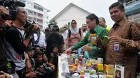 Kepala Pusat Pelaporan dan Analisis Transaksi Keuangan, Muhammad Yusuf menunjukkan obat dan kosmetik ilegal hasil sitaan dalam operasi Pangea VII di kantor BPOM, Jakarta, Senin (26/5/14). (Liputan6.com/Johan Tallo)