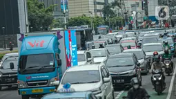 Sejumlah kendaraan terjebak kemacetan di Jalan MH Thamrin, Jakarta, Kamis (15/4/2021). Penumpukan kendaraan pada jam menjelang buka puasa menyebabkan terjadinya kemacetan di sejumlah ruas jalan di Ibu Kota. (Liputan6.com/Faizal Fanani)