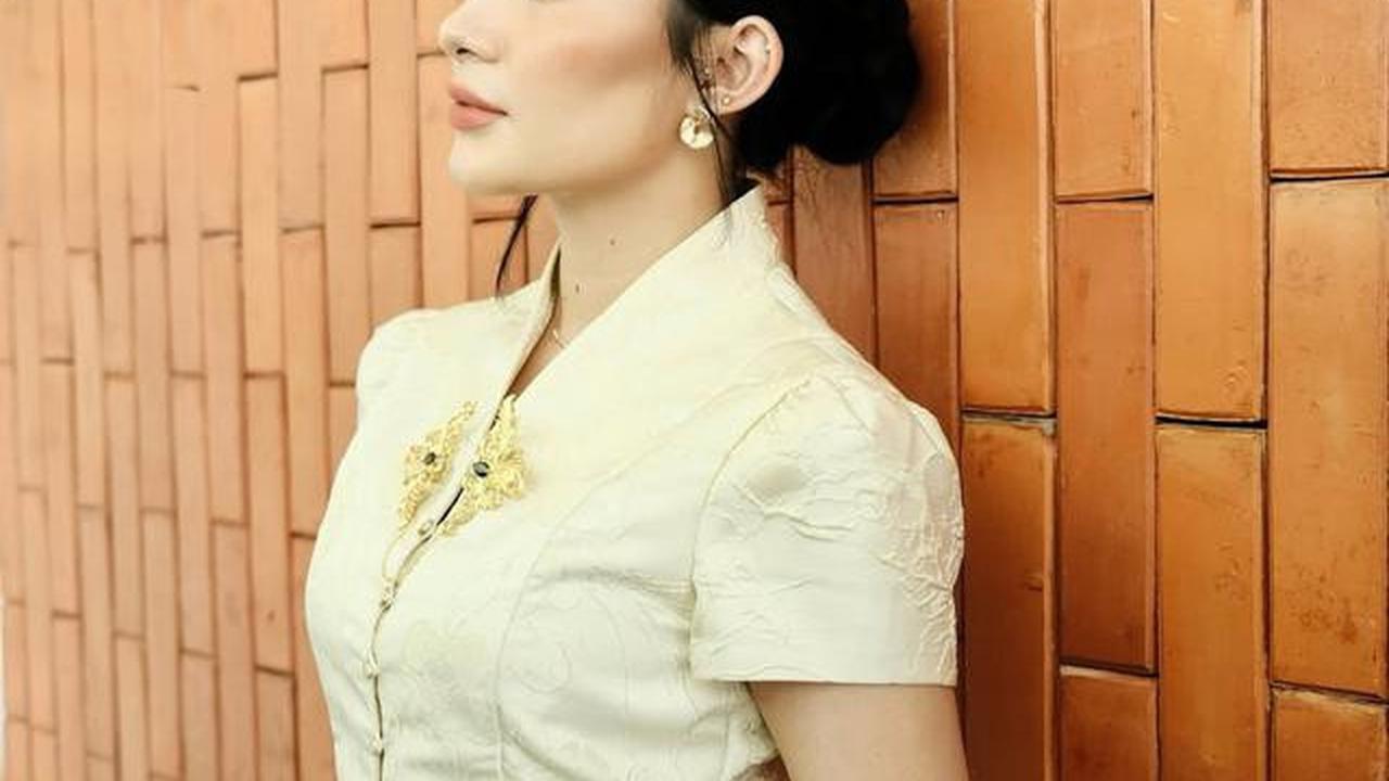 Model Kebaya Peplum Inka Andestha saat Hadiri Wisuda Pratama Arhan, Cantik Memesona