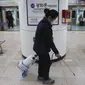 Petugas melakukan disinfeksi pada pegangan eskalator di stasiun kereta bawah tanah di Seoul, Selasa (28/1/2020). Korea Selatan telah mengonfirmasi kasus virus corona ke-4 di negaranya pada Senin (27/1/2020), setelah sebelumnya hanya 3 orang yang terinfeksi. (AP Photo/Ahn Young-joon)