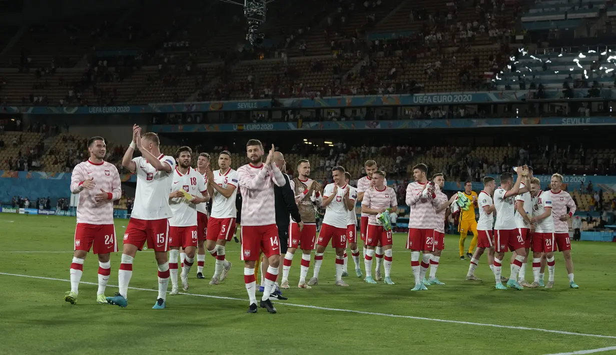 Para pemain tim Polandia bertepuk tangan usai bertanding melawan Spanyol pada pertandingan grup E Euro 2020 di stadion La Cartuja di Seville, Spanyol, Sabtu (19/6/2021). Dengan hasil ini, Spanyol menempati posisi ketiga Grup F dengan nilai dua. (AP Photo/Thanassis Stavrakis, Pool)