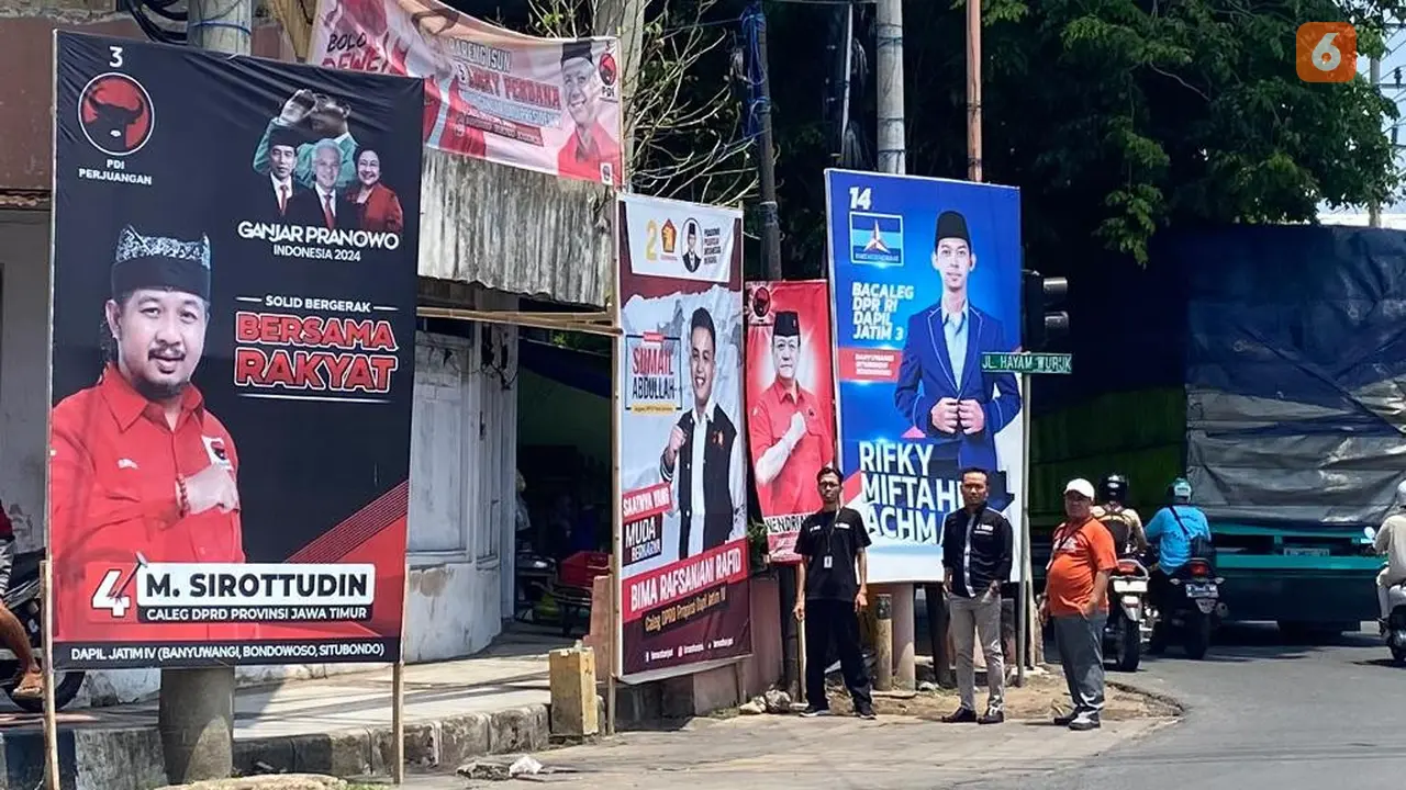 Bawaslu Banyuwangi lakukan pendataan baliho APK melanggar Aturan (Hermawan Arifianto/Liputan6.com)