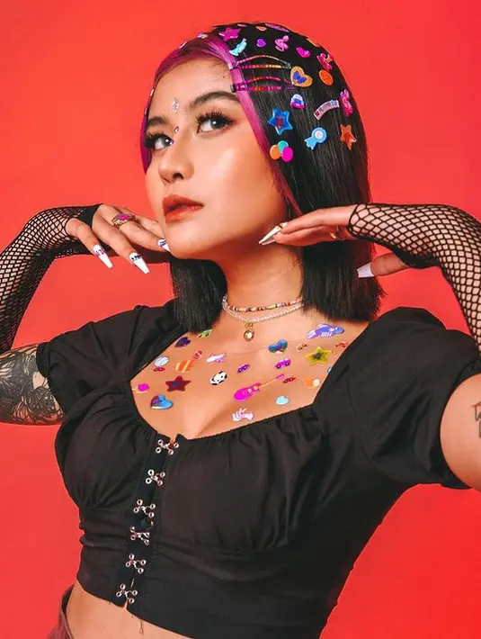 Setelah mengganti style rambutnya dengan warna pink di bagian depan, Awkarin tmapil semakin cantik dan cute. (Foto: instagram.com/awkarin)