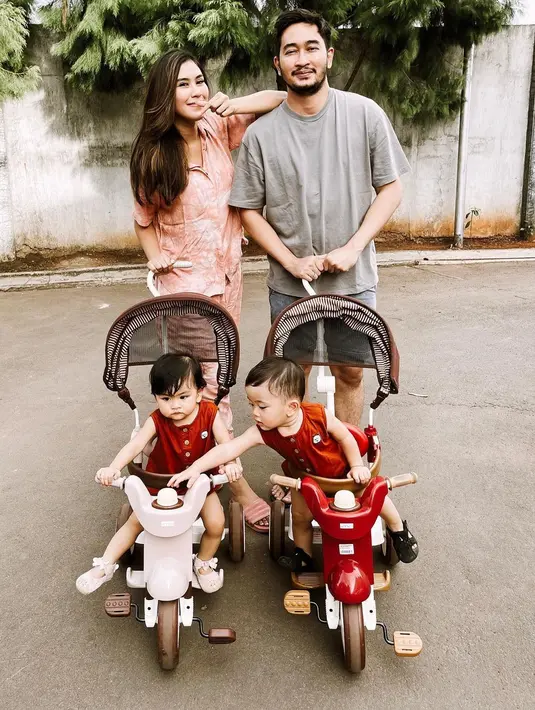 Adik Raffi Ahmad ini beruntung memiliki keluarga besar yang bisa membantunya menjaga kedua anaknya saat Syahnaz harus bekerja di luar rumah. Biasanya ia menitipkan kepada sang mama di Andara. (Instagram/syahnazs)