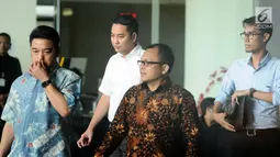 Politisi Partai Golkar, Fayakhun Andriadi (kedua kiri) saat meninggalkan Gedung KPK, Jakarta, Rabu (27/12). Fayakhun dimintai keterangan sebagai saksi dugaan suap pengadaan alat satelit monitoring di Bakamla-RI. (Liputan6.com/Helmi Fithriansyah)