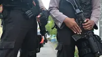 Polisi bersenjata larans panjang mengamankan lokasi "bom tabung gas" di KUA Sidareja, Cilacap, Juli 2017 lalu. (Foto: Liputan6.com/Muhamad Ridlo)