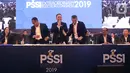 Ketua Umum PSSI terpilih Mochamad Iriawan (tengah) saat penutupan Kongres Luar Biasa (KLB) PSSI di Jakarta, Sabtu (2/11/2019). Pria yang akrab disapa Iwan Bule itu terpilih menjadi ketua umum PSSI untuk periode 2019-2023 setelah meraih 82 dari jumlah voters 85. (Liputan6.com/Herman Zakharia)