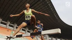 Pelari Sumatra Utara, Loudry Rafael, melakukan lompatan saat Kejurnas Atletik nomor lari 2.000 meter steeplechase putra di Stadion Pakansari, Bogor, Selasa (6/8/2019). Kejurnas tahun ini juga dilakukan untuk kualifikasi menjelang PON. (Bola.com/Vitalis Yogi Trisna)