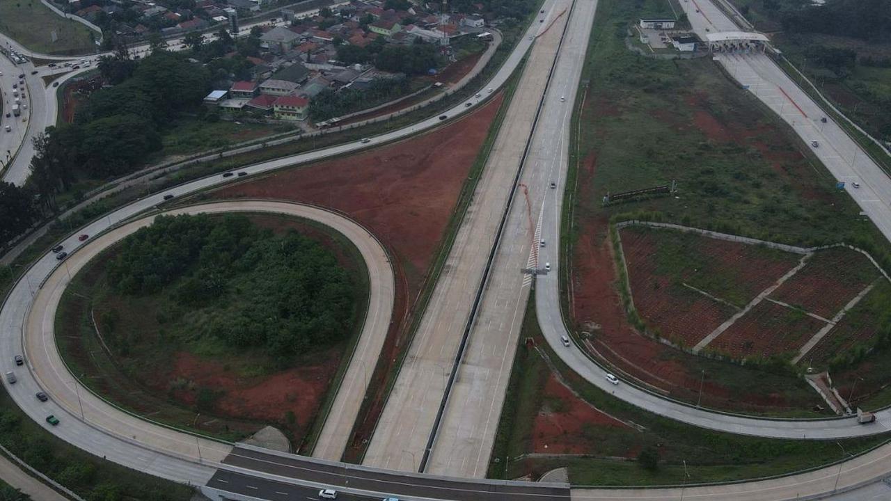 Kehadiran tol ini akan memudahkan masyarakat untuk bisa menikmati ke tempat fasilitas lainnya di Kota Wisata, mulai dari Eka Hospital, Fresh Market, berbagai sekolah ternama, sentra niaga, kawasan CBD, hingga Living World Mall Kota Wisata. Foto: merdeka.