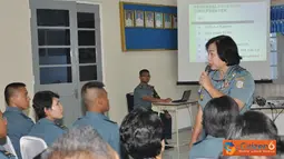 Citizen6, Surabaya: Kadiskesal) Laksma TNI dr. Jeanne PMR Winaktu memberikan pembekalan kepada siswa Diktukpa TNI AL Aula Pusdikes Kesatrian Bumimoro, Kobangdikal, Senin, (10/9). (Pengirim: Penkobangdikal).