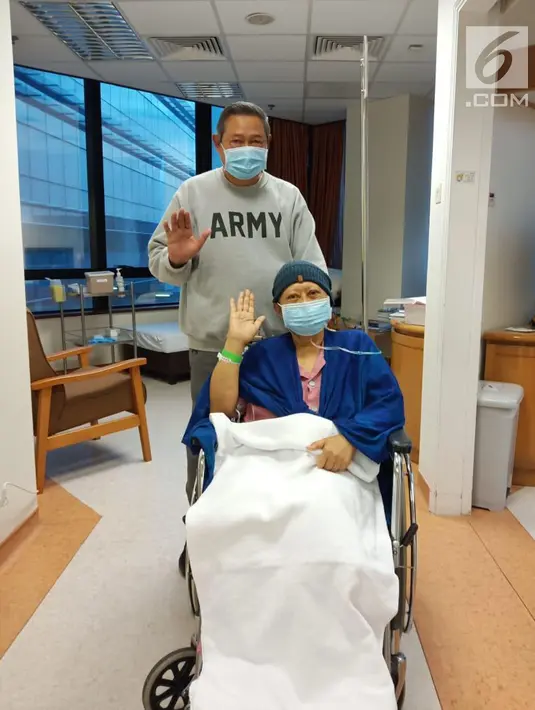 Presiden ke-6 RI Susilo Bambang Yudhoyono atau SBY foto bersama sang istri Ani Yudhoyono saat pengobatan di National University Hospital, Singapura. Ani Yudhoyono mengalami sakit kanker darah kurang lebih selama empat bulan. (Liputan6.com/HO)