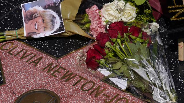 Karangan bunga untuk Olivia Newton-John di Hollywood Walk of Fame. (AP Photo/Damian Dovarganes)