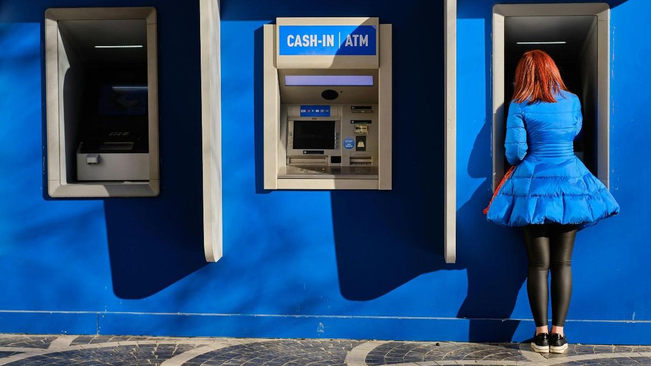 2. Lagi Urgent Buat Kirim Uang, Eh Malah ATM-nya Bermasalah<br>