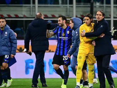 Pelatih Inter Milan, Simone Inzaghi (kanan) memeluk Yann Sommer pada akhir laga lanjutan Serie A 2024/2025 melawan Como di Stadion Giuseppe Meazza, Milan pada Senin 23 Desember 2024 waktu setempat atau Selasa 24 Desember 2024 dini hari WIB. (Piero CRUCIATTI/AFP)