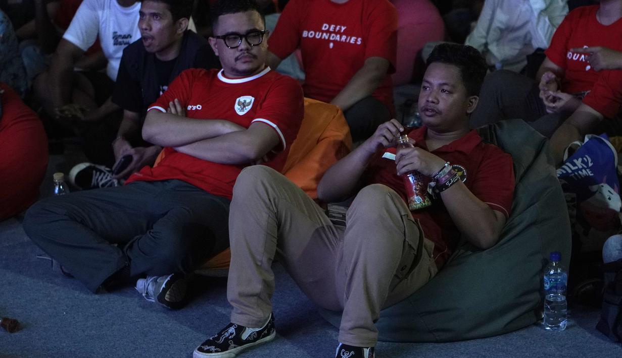 Wajah tegang komedian Dustin Tiffani (kanan) saat saat acara nonton bareng laga perebutan tempat ketiga Piala Asia U-23 2024 antara Timnas Indonesia U-23 menghadapi Irak di Plaza Kemenpora, Senayan, Jakarta Pusat, Kamis (2/5/2024) malam WIB. (Bola.com/Afi)