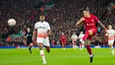 Pemain Liverpool Darwin Nunez melakukan tendangan ke gawang West Ham United pada pertandingan sepak bola Liga Inggris di Stadion Anfield, Liverpool, Inggris, 19 Oktober 2022. Liverpool mengalahkan West Ham United dengan skor 1-0. (AP Photo/Jon Super)